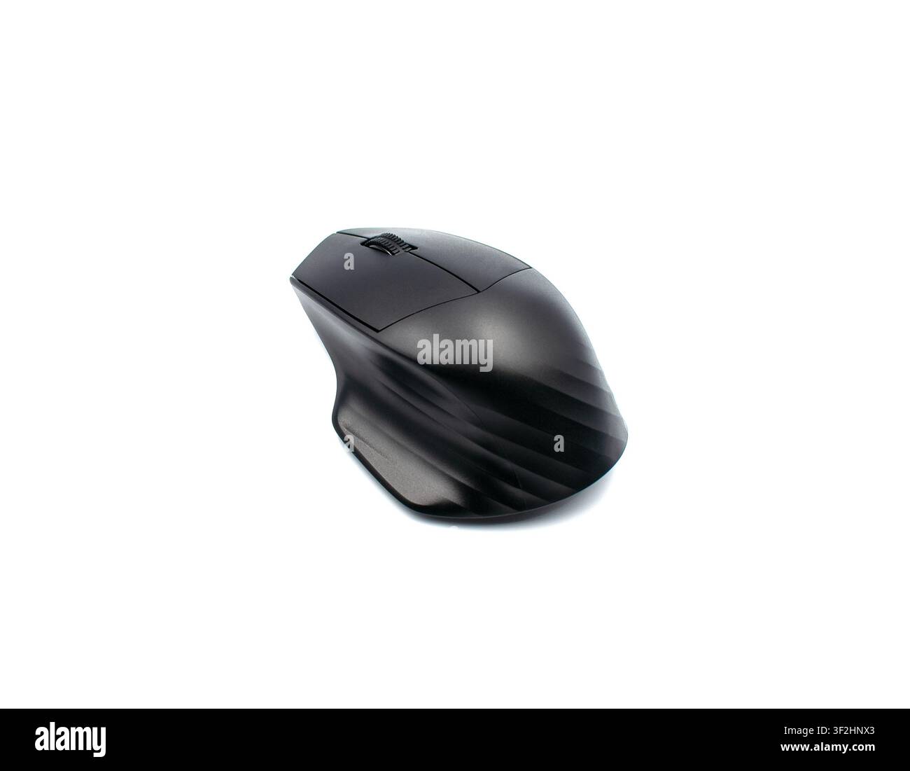 Moderne schwarze ergonomische kabellose Computermaus auf weißem Hintergrund Stockfoto
