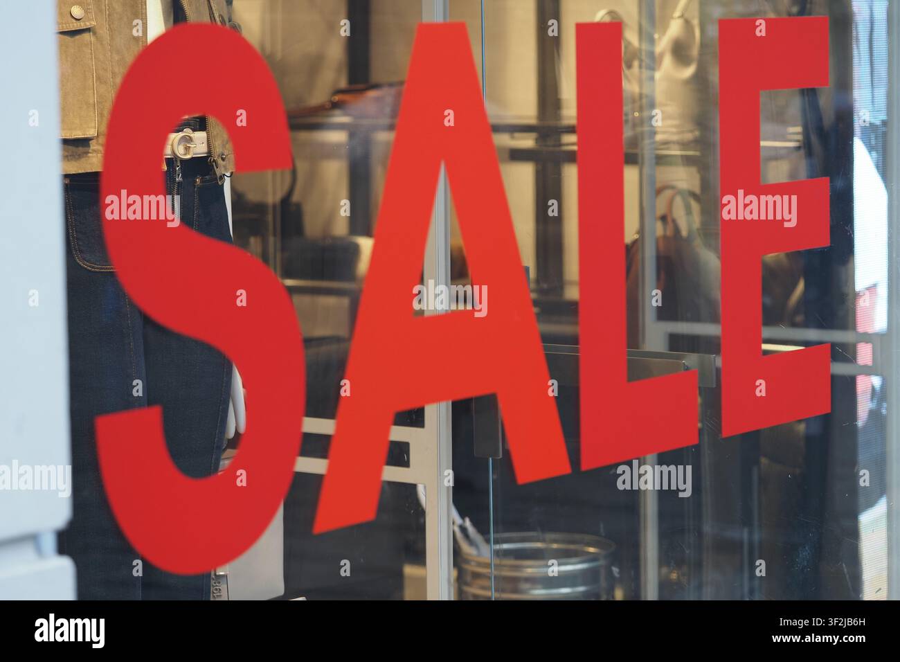 Großes Verkaufsschild in einem Schaufenster zeigt Rabatte an Stockfoto