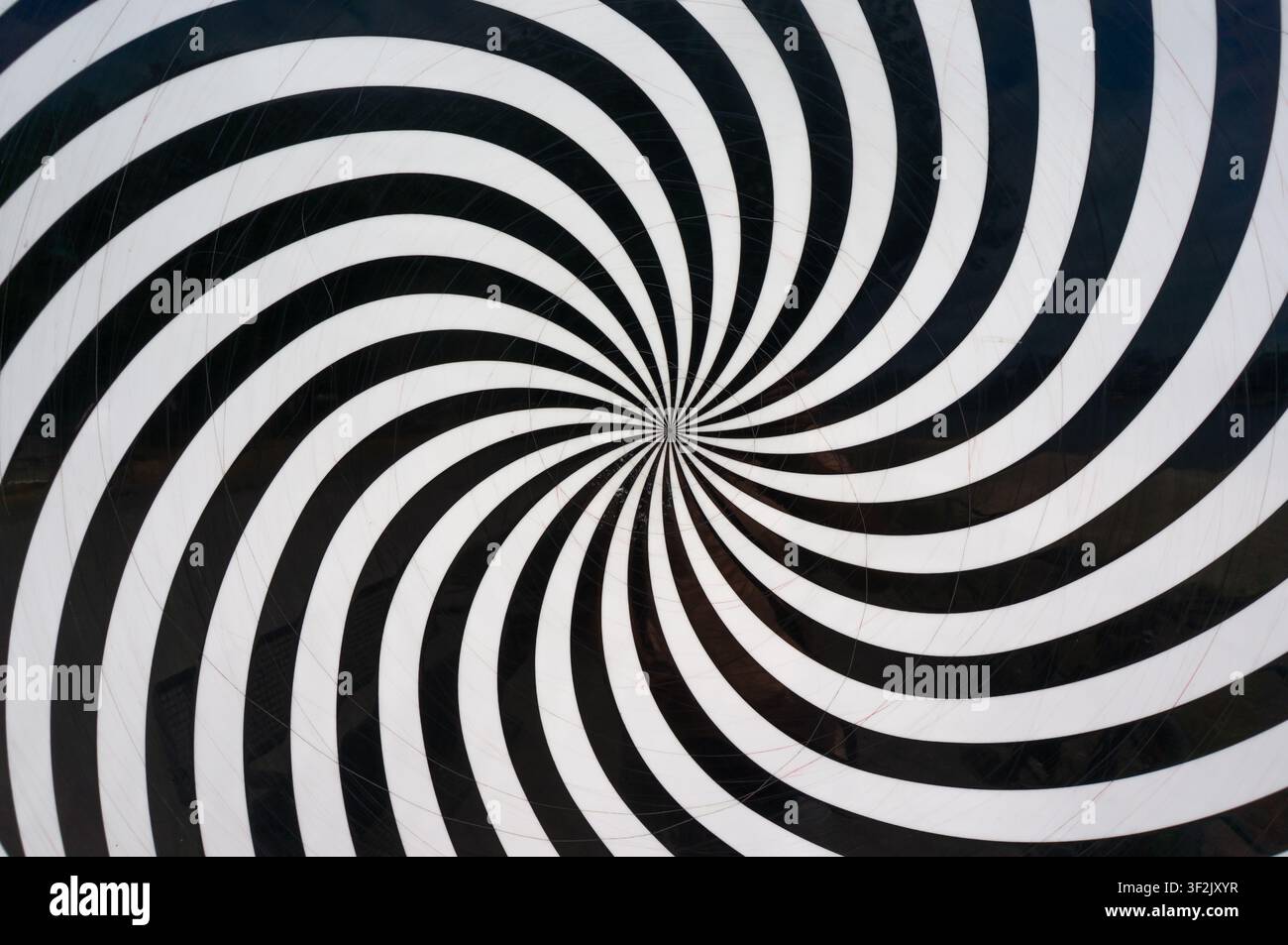 hypnotische Schwarz-Weiß-Spiralenwirbel-Illusion Stockfoto