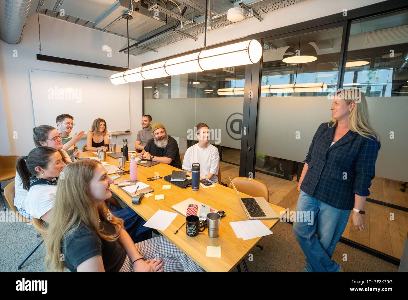 Mitarbeiter der Agentur nehmen an einem Management-Trainingsteilnahme. Stockfoto