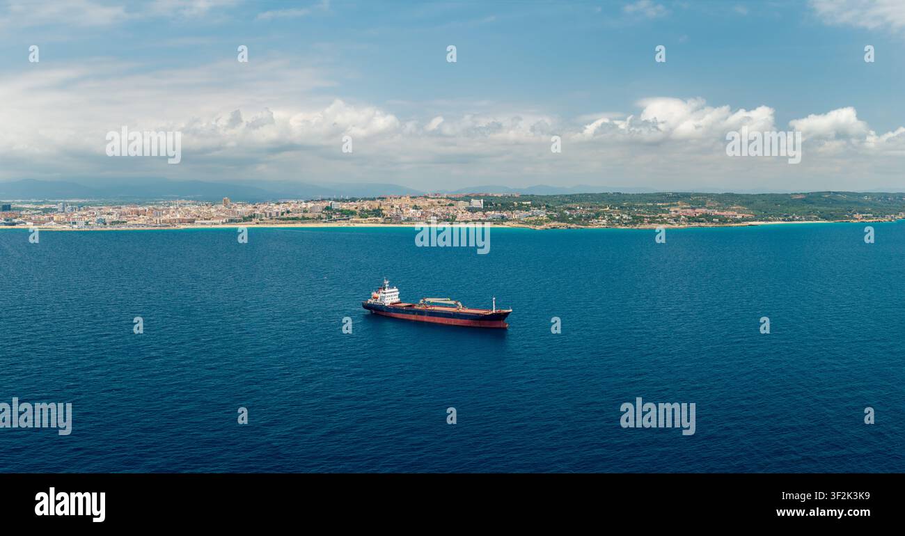 Frachtschiff vor der Küste von Tarragona in Spanien im Mittelmeer vor Anker Stockfoto