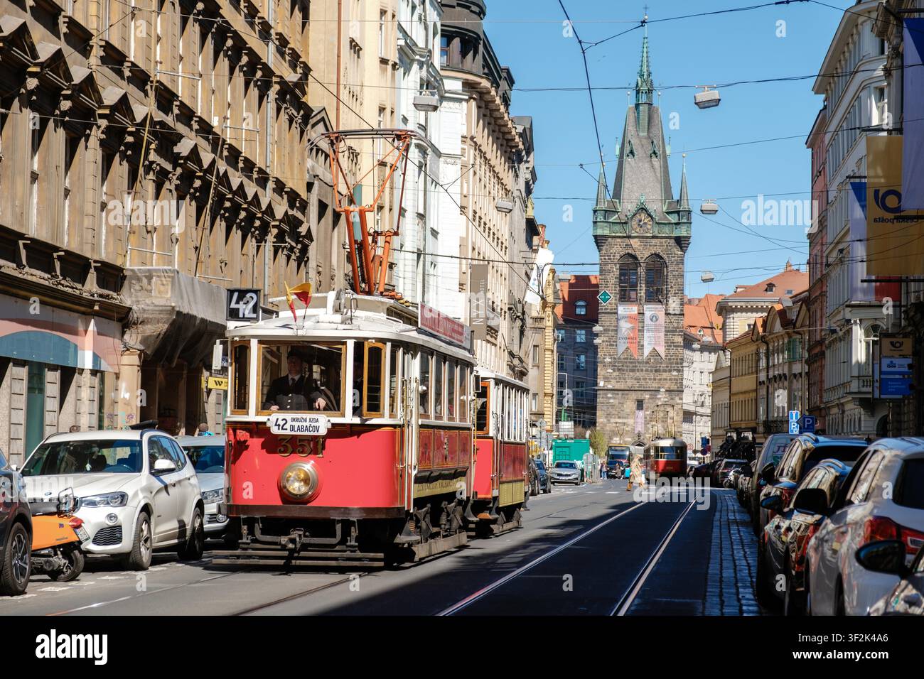 Prag, Tschechien, 8. April 2026, Entdecken Sie das Herz von Prag, während pulsierende Straßenbahnen durch die kopfsteingepflasterten Straßen fahren und atemberaubende Architektur und reiche Geschichte enthüllen. Stockfoto