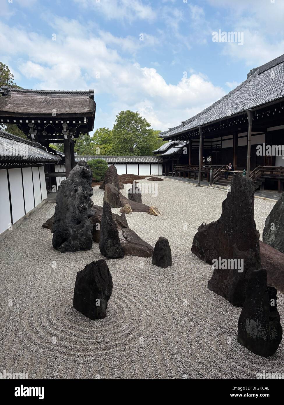 1. August 2025, Kyoto, Japan – Traditioneller karesansui-Trockenrasengarten mit geharktem Kies und dunklen Vulkansteinen in einem buddhistischen Tempel in Kyoto. Stockfoto