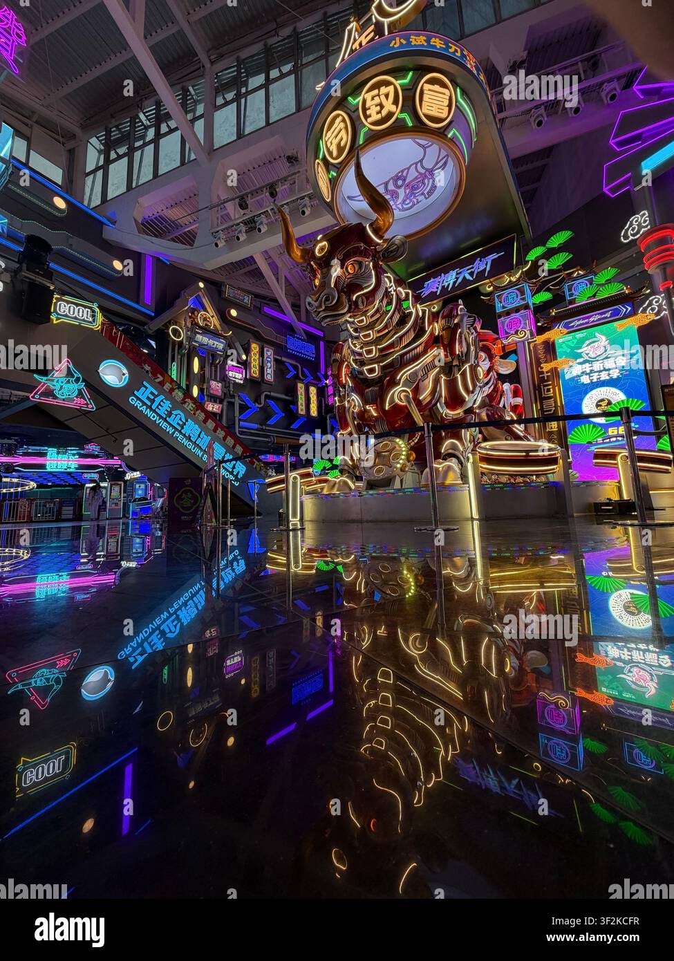 28. Oktober 2025, Tianhe-Bezirk, Guangzhou, China – Spektakuläres neonbeleuchtetes Atrium des Grandview Mall mit goldener Drachenskulptur, chinesischen Schildern und farbenfrohen LED-Anzeigen. - Smartphone-aufgenommenes Stockfoto