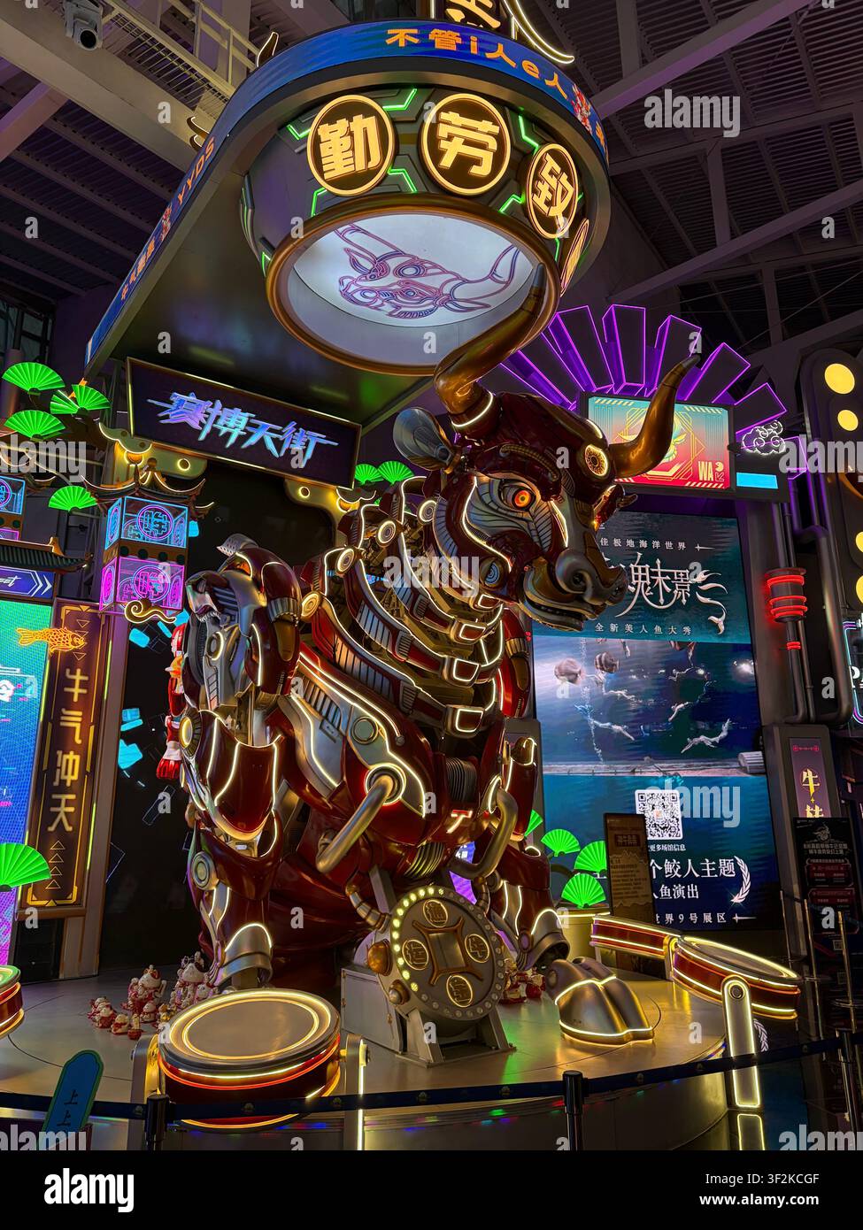 28. Oktober 2025, Tianhe-Bezirk, Guangzhou, China – Riesige Cyberpunk-mechanische Bullenskulptur mit Neonlichtern und chinesischen Schriftzeichen in einem modernen Einkaufszentrum. - Smartphone-aufgenommenes Stockfoto