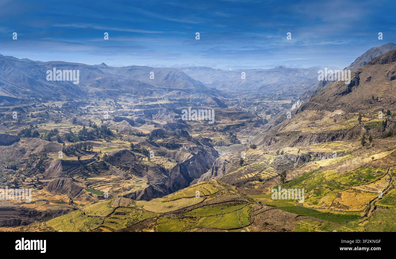 Terrassenförmige landwirtschaftliche Hänge und zerklüftete Andenberge nahe Mirador Cruz del Condor zeigen die dramatische Hochlandtal-Landschaft Perus Stockfoto