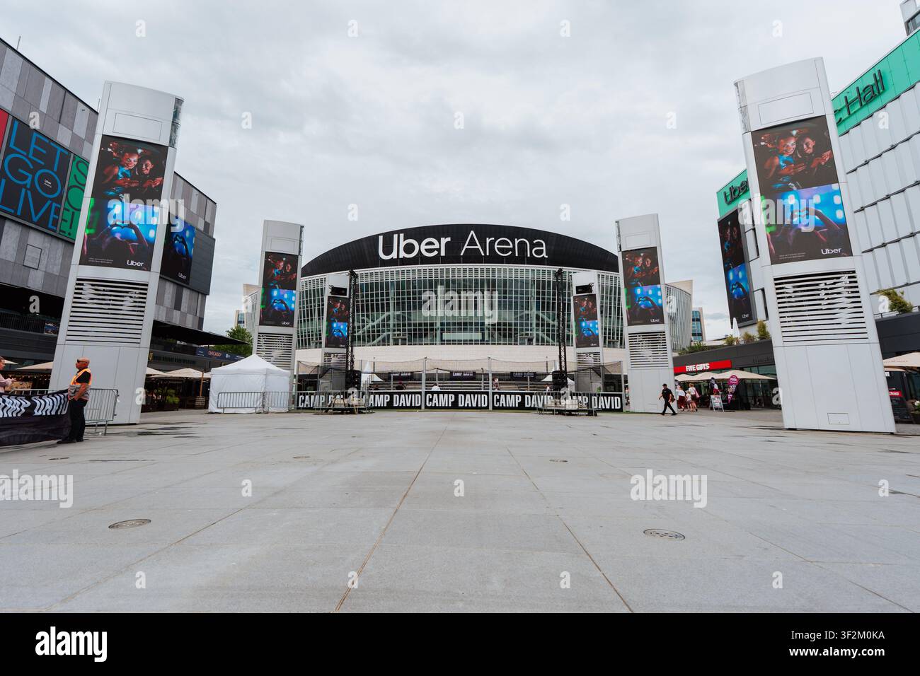 Berlin, Deutschland, 15.07.26, Gesamtansicht der Uber Arena, eingerahmt von digitalen Werbesäulen und temporärer Veranstaltungsinfrastruktur am Uber Platz in Be Stockfoto