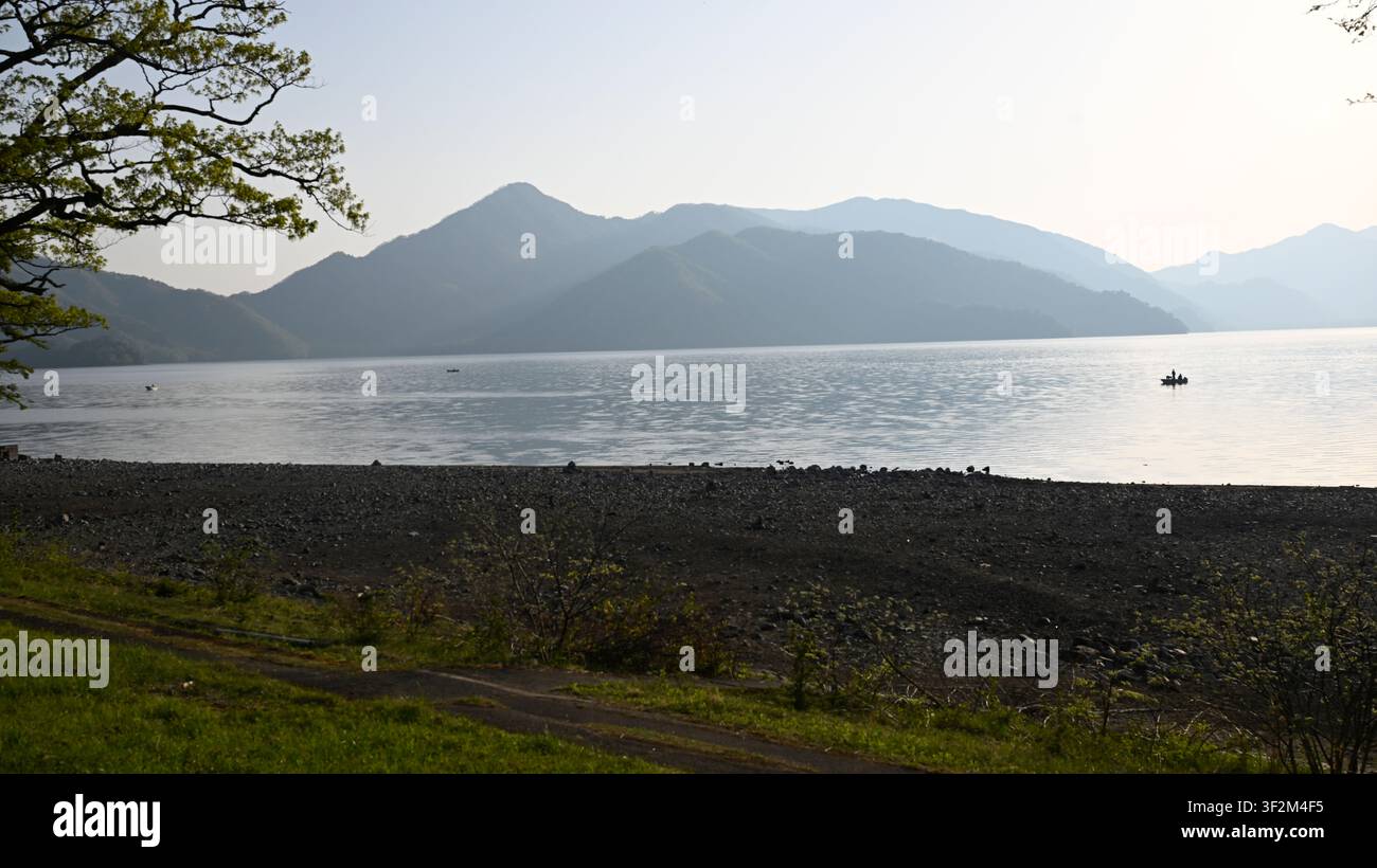 Ruderboote auf den ruhigen Gewässern des Chuzenji-Sees (Chuzenjiko) im Nikko-Nationalpark, Präfektur Tochigi, Japan. Der malerische Bergsee, der durch t Stockfoto