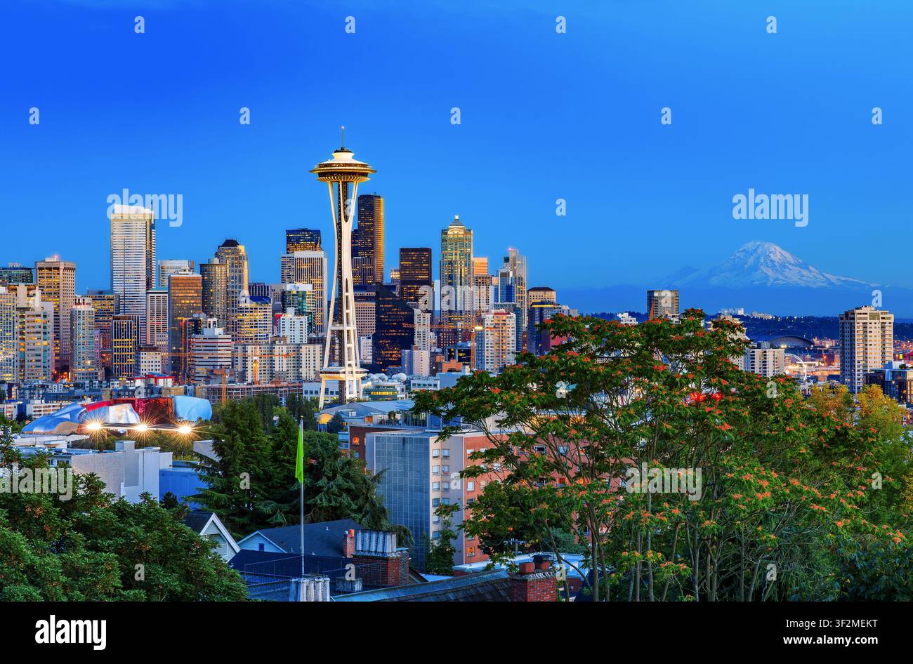 Stadtbild von Seattle und Mt. Rainier, Washington. Vereinigte Staaten von Amerika. Stockfoto