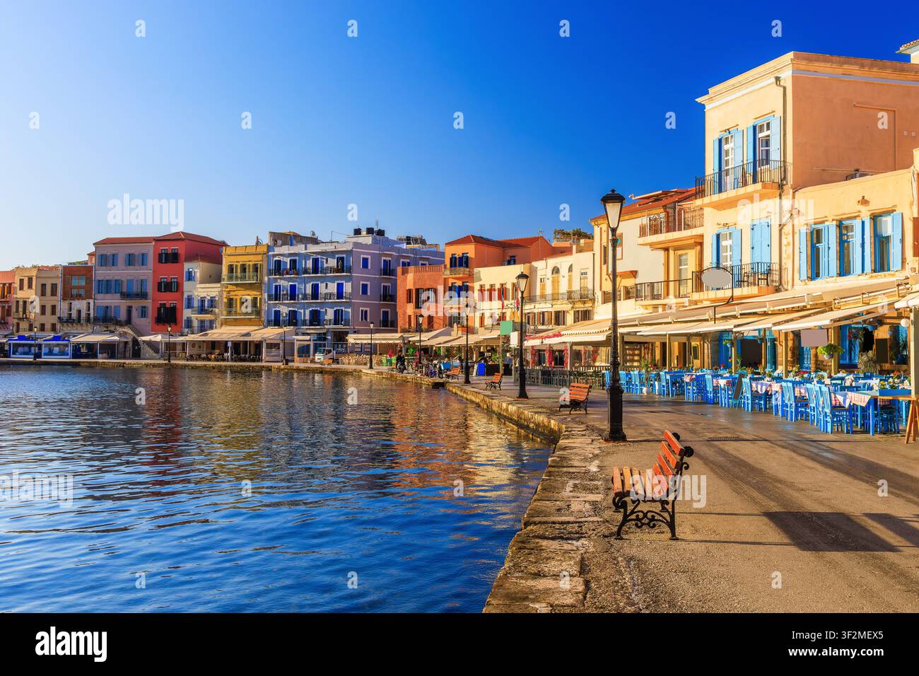 Insel Kreta, Griechenland. Der alte venezianische Hafen von Chania. Stockfoto