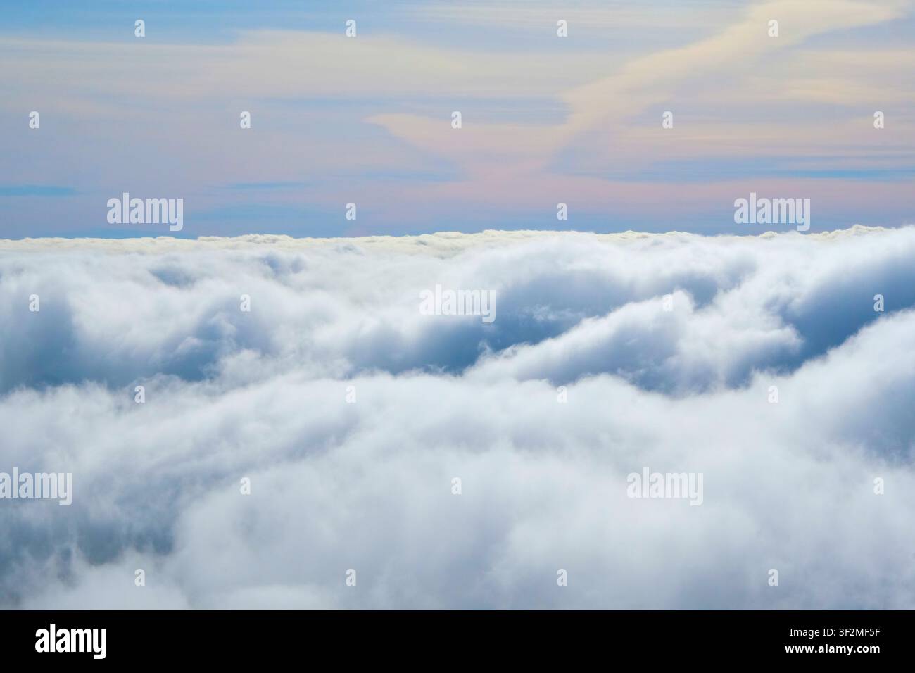 Friedlicher Blick auf einen farbenfrohen Himmel über den Wolken, himmlische Szenerie Stockfoto
