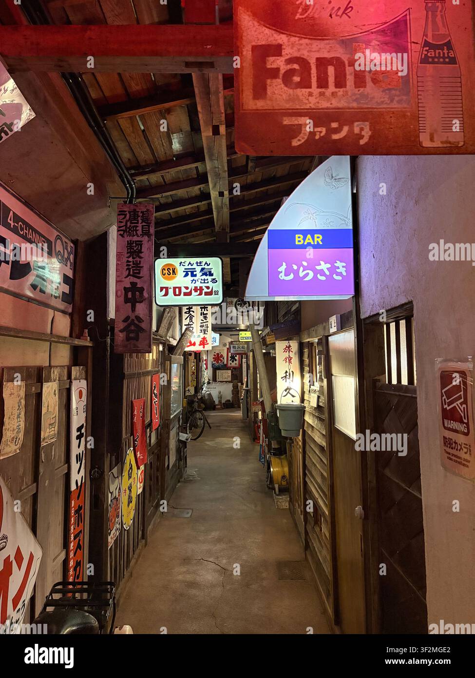 31. August 2025, Takayama, Japan – Indoor-Ausstellung von Vintage-Handelszeichen aus der Showa-Ära, Retro-Fanta-Werbung, Bar-Neon und traditionellen Ladenpaneelen in Takayama. - Smartphone-aufgenommenes Stockfoto