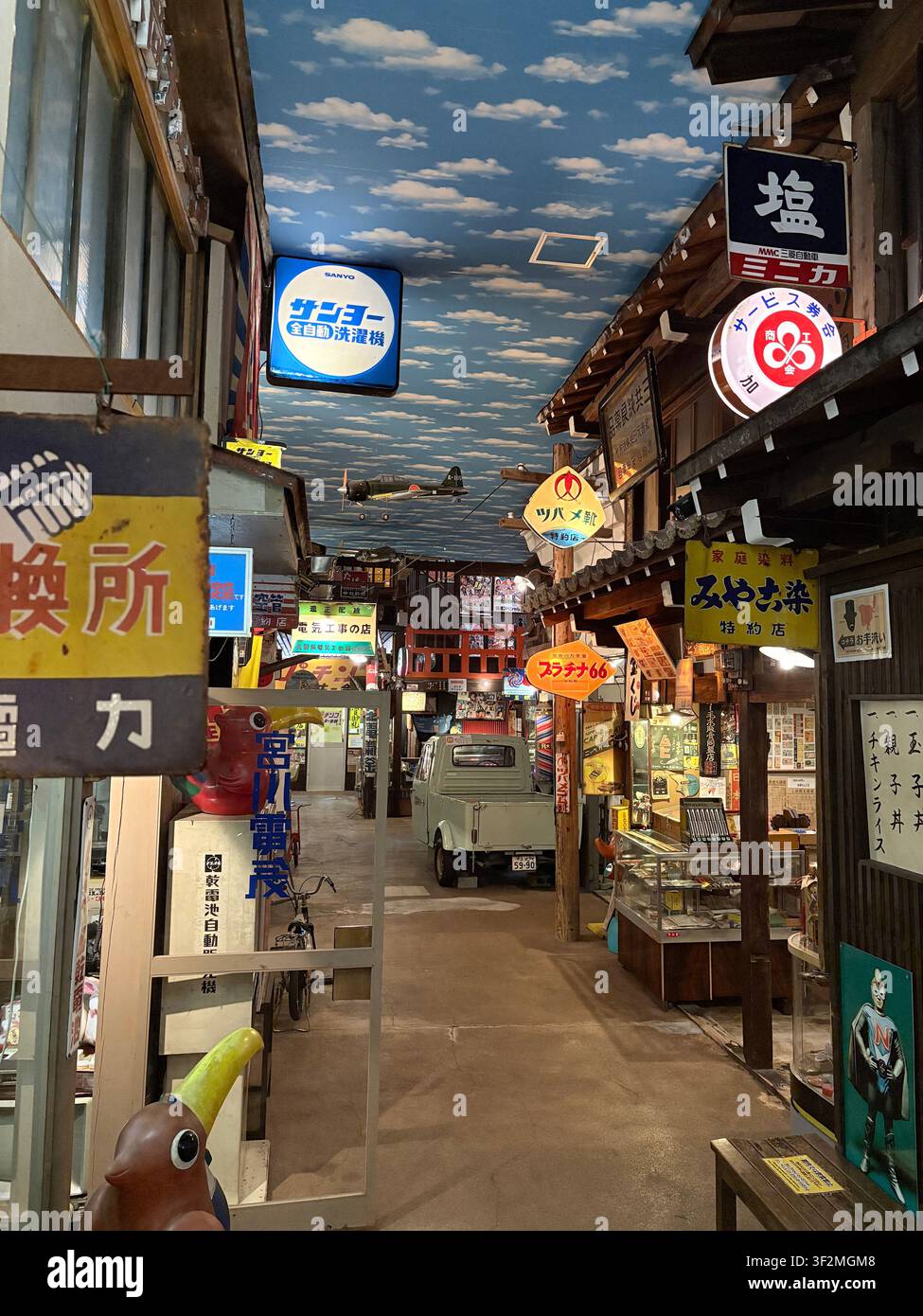 31. August 2025, Takayama, Japan – Innere Nachbildung einer japanischen Einkaufsstraße aus der Showa-Ära der 1950er-60er Jahre mit Vintage-Schildern, Neonboards und Retro-Ladenfronten. - Smartphone-aufgenommenes Stockfoto