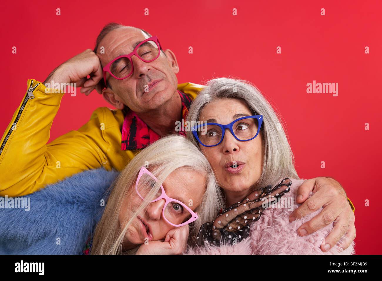 Reife Freunde genießen ein lebendiges Sozialleben gemeinsam Stockfoto