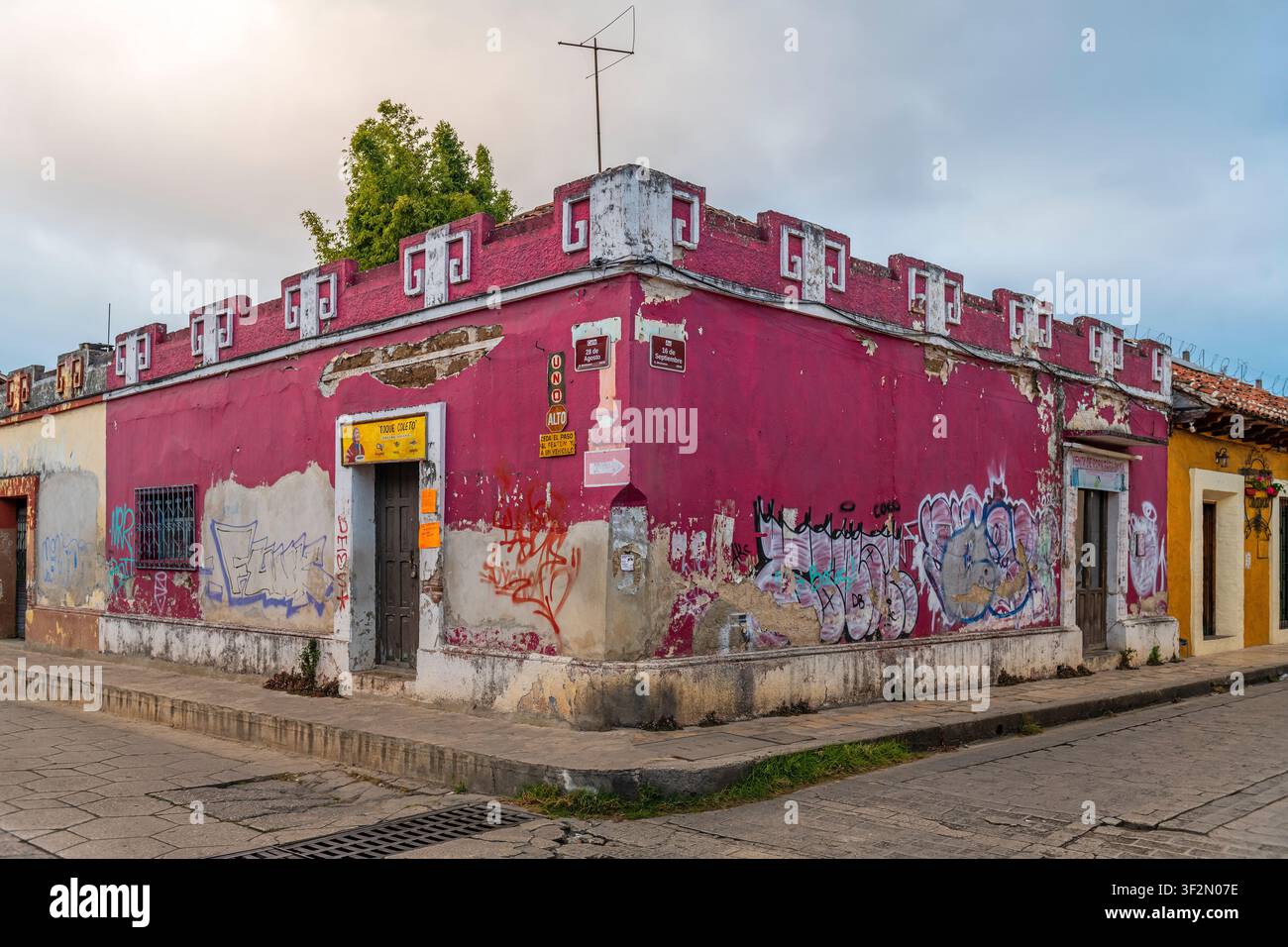 Vintage-kolonialer rosa Fassadenbau, San Cristobal de las Casas, Chiapas, Mexiko. Stockfoto
