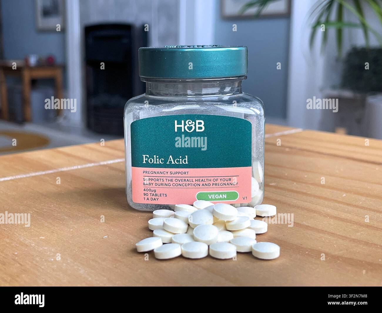 Folsäure, Nahrungsergänzungsmittel, jüngste gesundheitliche Bedenken bezüglich der staatlichen Pflicht, sie zu Weißmehl hinzuzufügen, aufgrund der möglichen Nebenwirkungen, UK - Smartphone-aufgenommenes Stockfoto