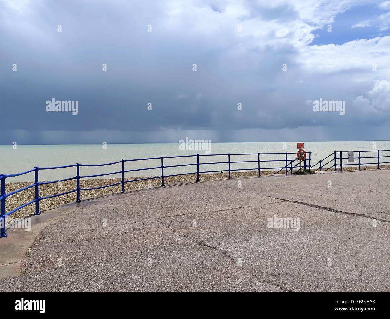Stürmischer Himmel mit Regen, der in der Ferne über dem Ärmelkanal fällt, Hythe, Kent, UK Stockfoto