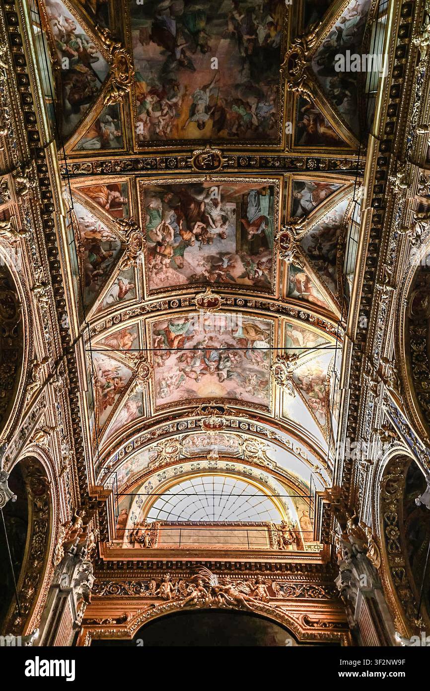 Genua, Italien - 3. Dezember 2023: Verzierter barocker Deckenfresko mit biblischen Szenen und dekorativen Rahmen in der Basilica della Santissima Annunziata del Vastato in Genua, Italien Stockfoto