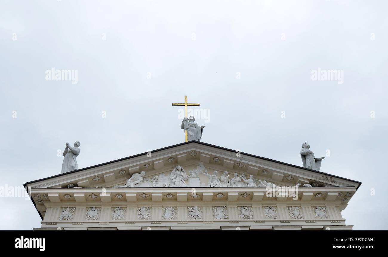 Statue der Heiligen Helena mit einem großen Kreuz auf dem Dach der Kathedrale in Vilnius, Litauen. Stockfoto