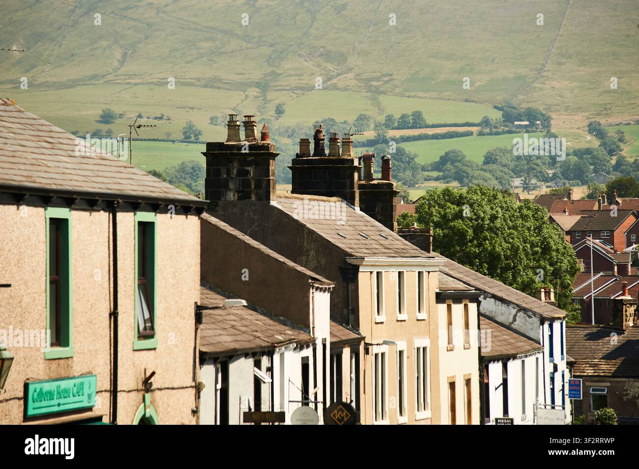 Pendle Hill vom Stadtzentrum von Clitheroe, UK Stockfoto