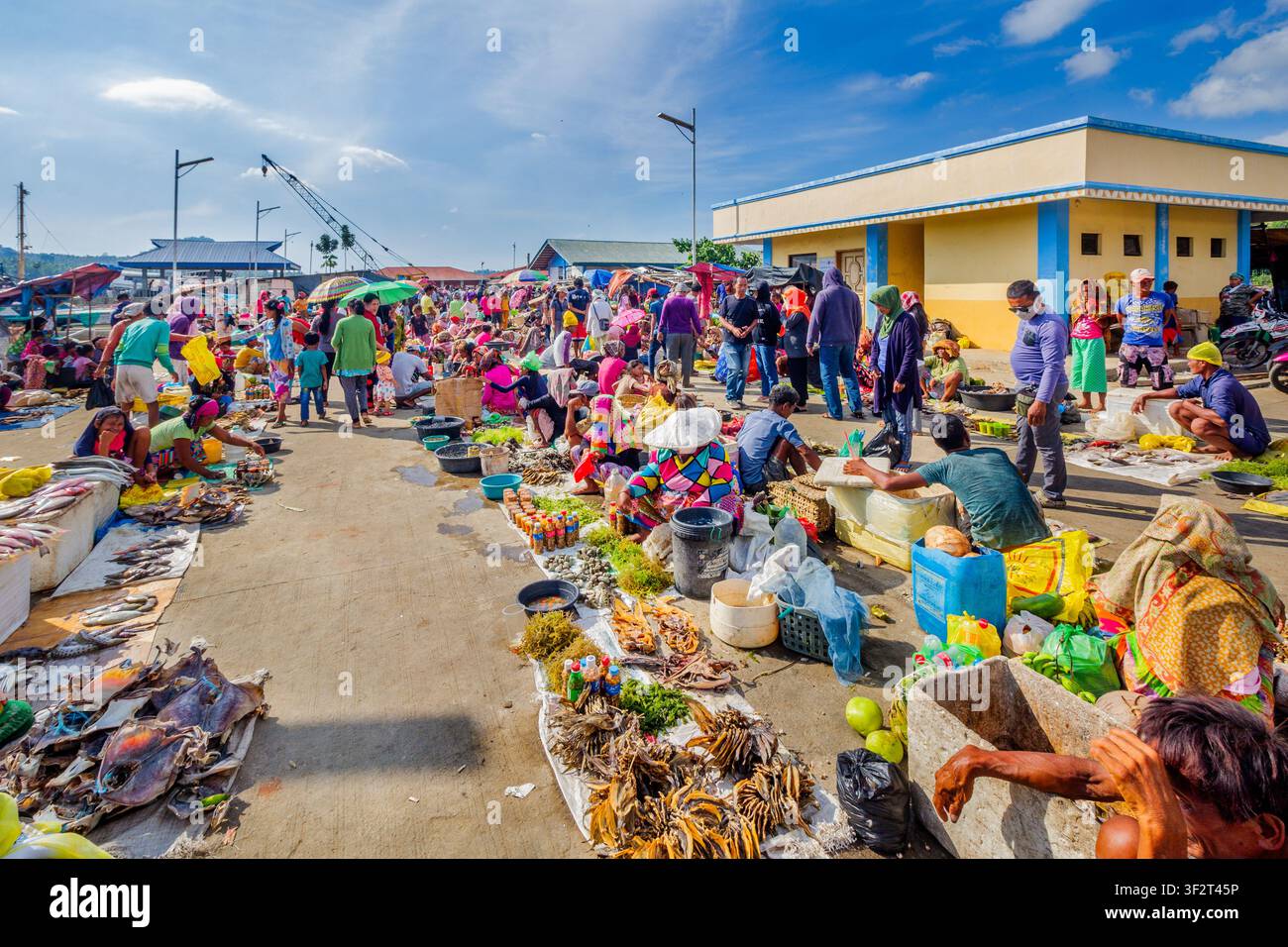 Lebhafter Küstenmarkt in Panglima Sugala, Tawi-Tawi, Philippinen, mit Händlern, die frischen Fisch und lokale Produkte entlang der Uferpromenade verkaufen Stockfoto