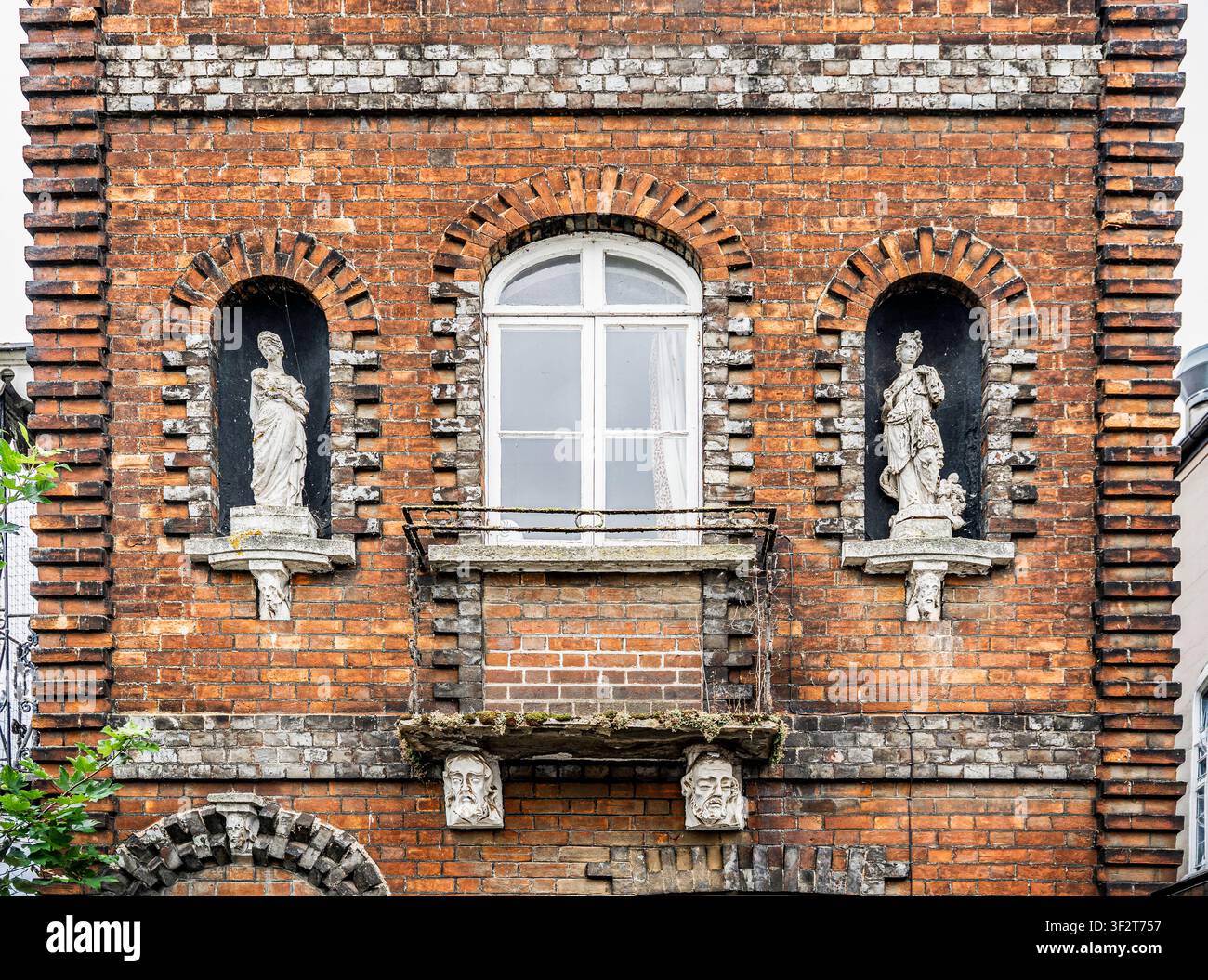 Viktorianisches rotes Backsteingebäude mit verzierten Nischen und Steinfiguren nahe der Folly Bridge am Fluss Thames (Isis), Oxford, England, Vereinigtes Königreich Stockfoto