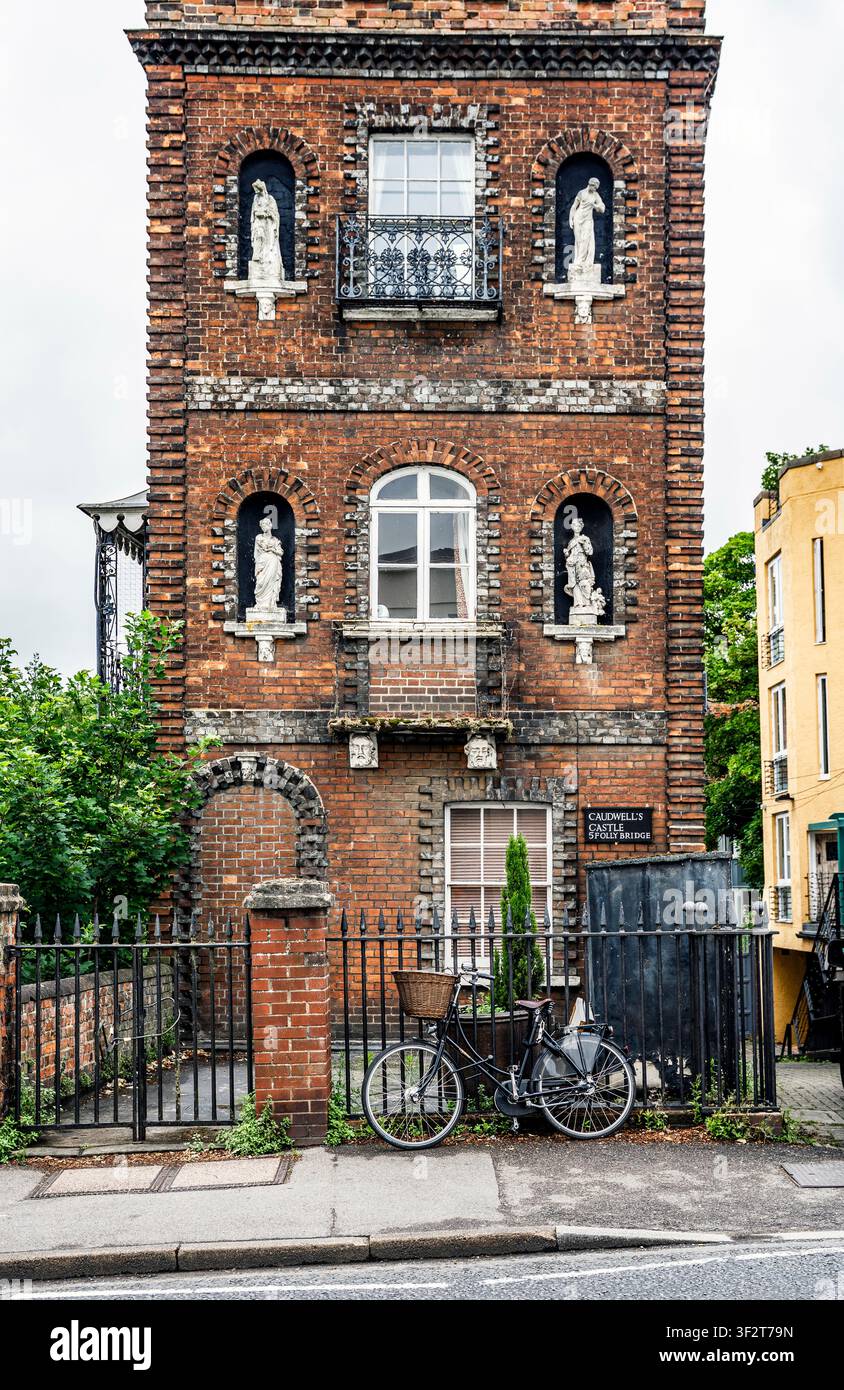 Viktorianisches rotes Backsteingebäude mit verzierten Nischen und Steinfiguren nahe der Folly Bridge am Fluss Thames (Isis), Oxford, England, Vereinigtes Königreich Stockfoto