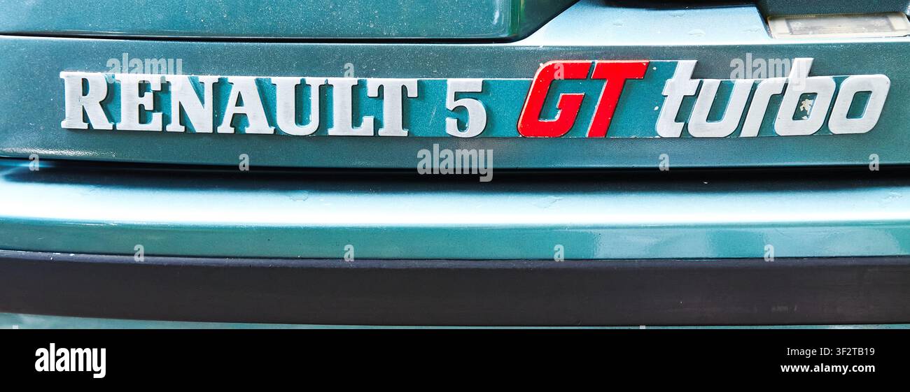 Burgas, Bulgarien - 12. Juli 2026: 1985 Renault 5 GT Turbo Logo, das bei einer Oldtimer-Parade gezeigt wird, die ikonische Automobilmarken und Design-elemente hervorhebt Stockfoto