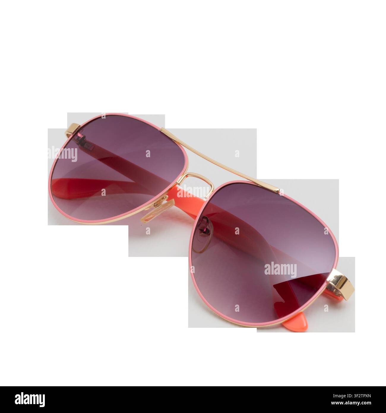 Modische rosa Pilotenbrille mit getönten Gläsern auf schwarzem Hintergrund Stockfoto