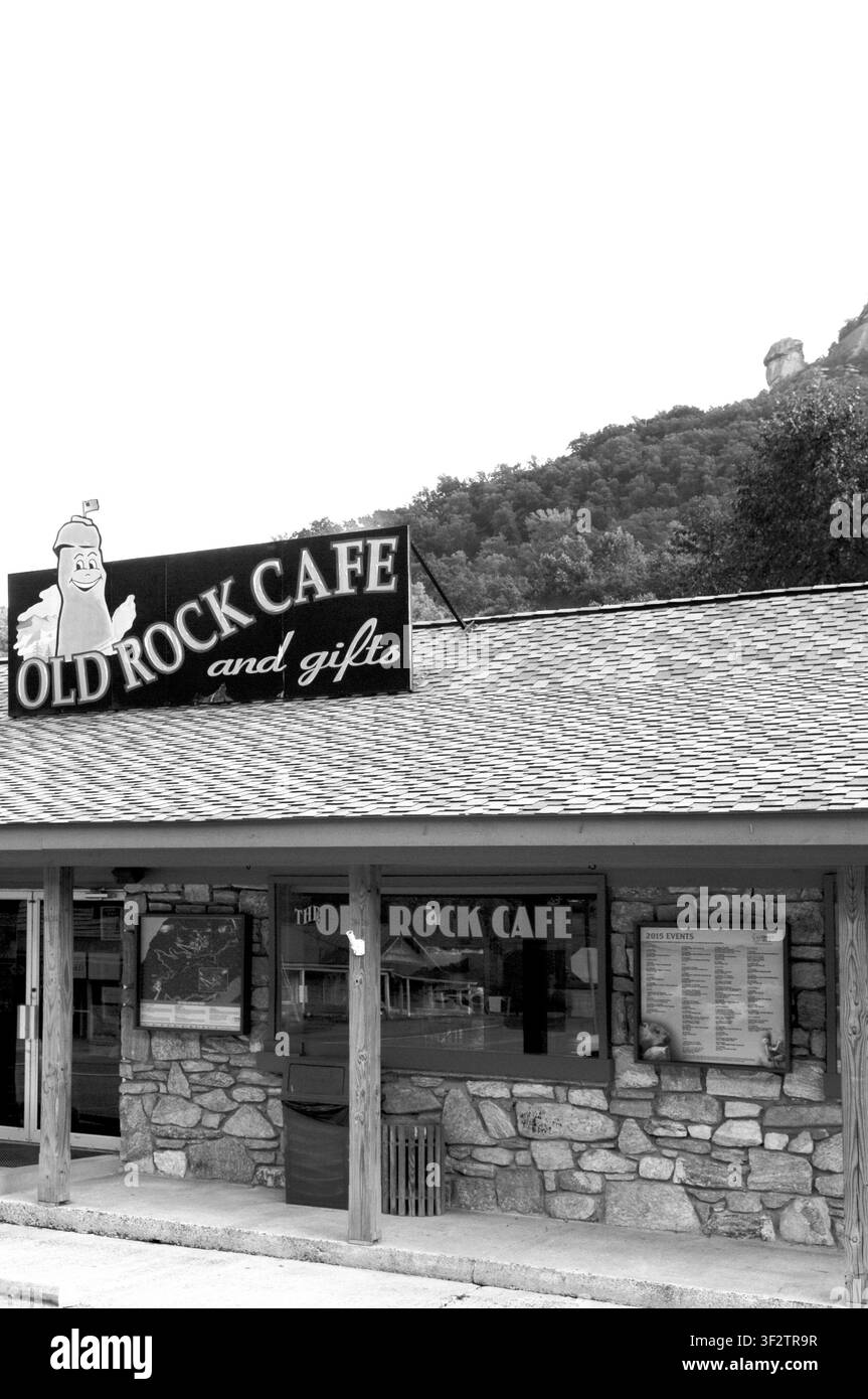 Außenansicht des Old Rock Cafe und Geschenke in Chimney Rock, North Carolina, USA. Stockfoto
