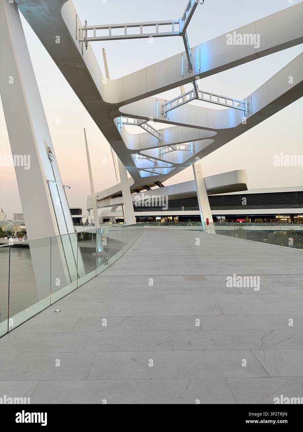 Zeitgenössische Fußgängerbrücke mit moderner Stahlkonstruktion in Al Qana, Abu Dhabi, Vereinigte Arabische Emirate - Smartphone-aufgenommenes Stockfoto