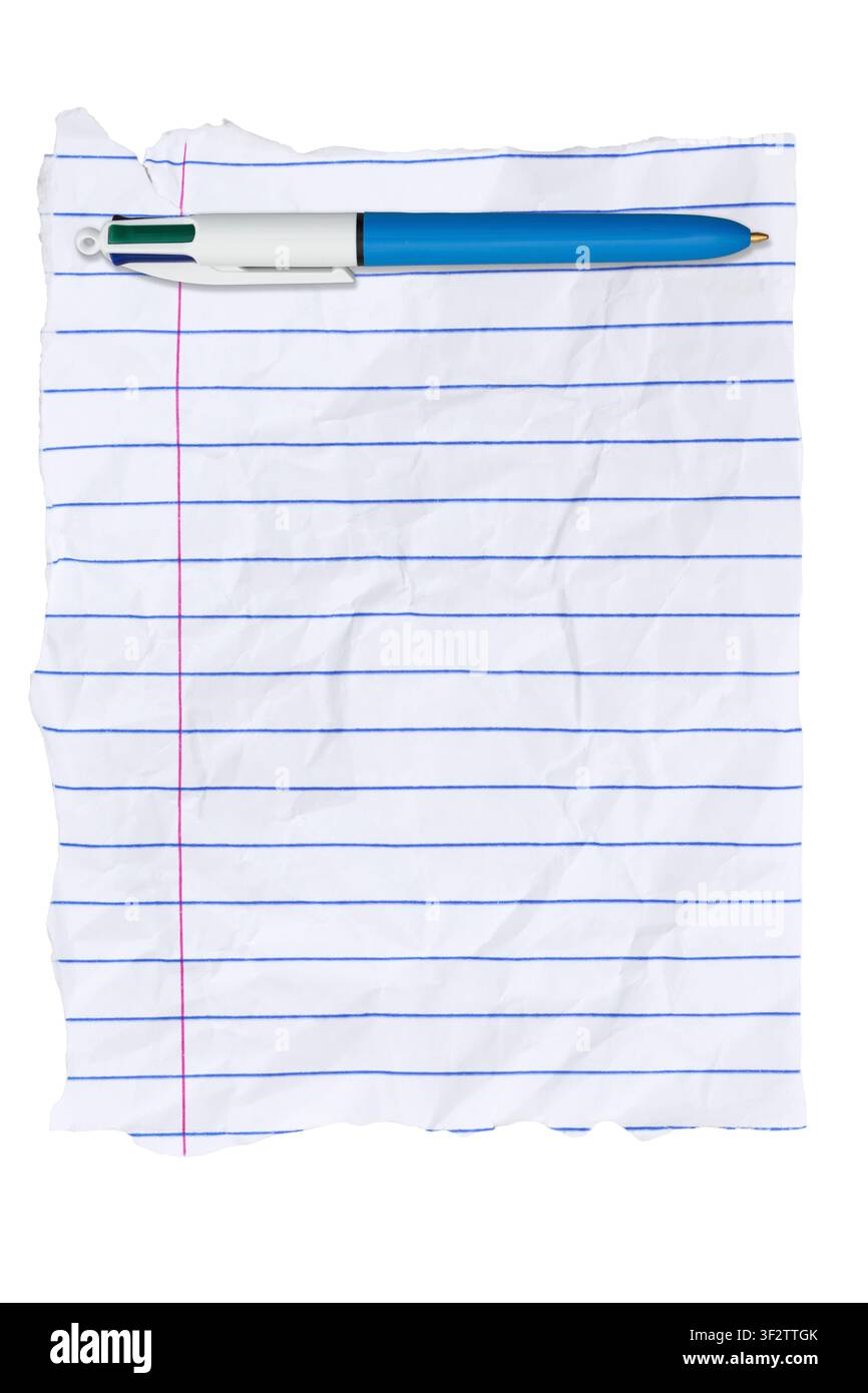 Leere zerrissene und zerknitterte linierte Papier mit einem Stift isoliert auf weiß für Bildung oder Brainstorming Stockfoto