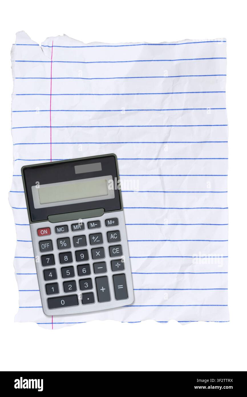 Leeres, zerrissenes und zerknittertes liniertes Papier mit einem Taschenrechner isoliert auf Weiß für Bildung oder Mathematik Stockfoto