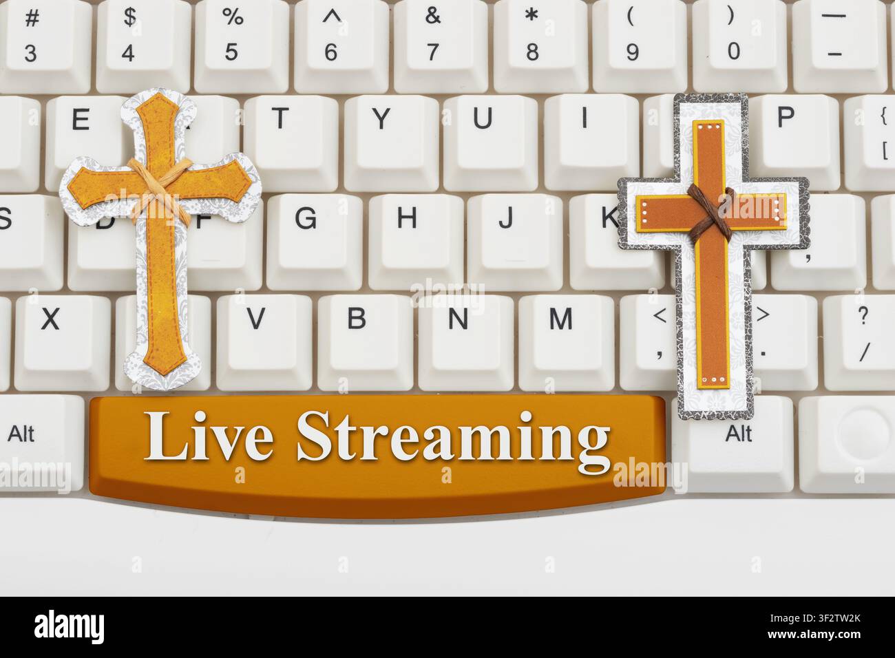 Tastatur mit Kreuz für modernen, glaubensbasierten digitalen Inhalt, der Webcasting von religiösen Diensten, Internet-Evangelisation und Remote-Streaming darstellt Stockfoto