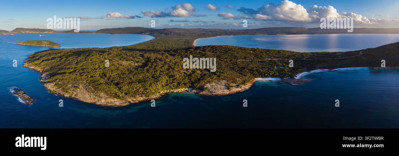 Luftaufnahme von Camp Quaranup auf der Vancouver-Halbinsel mit üppiger Küstenvegetation, felsigen Küstenlinien und türkisblauem Wasser auf der Vancouver-Halbinsel Stockfoto