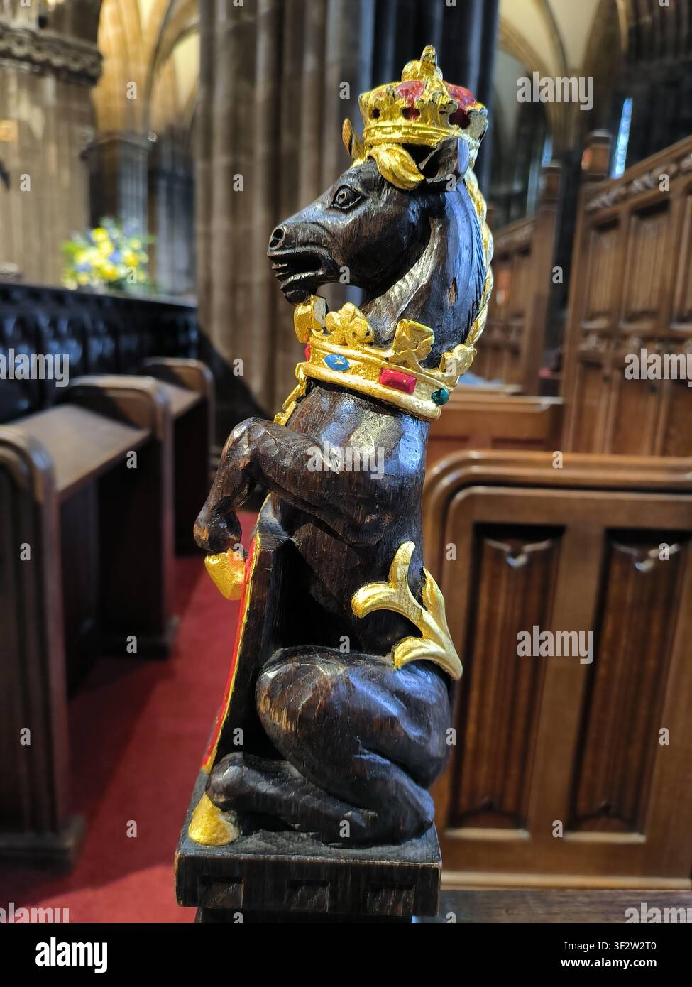 Detaillierte Holzschnitzerei eines gekrönten heraldischen Einhorns in der Glasgow Kathedrale - Smartphone-aufgenommenes Stockfoto