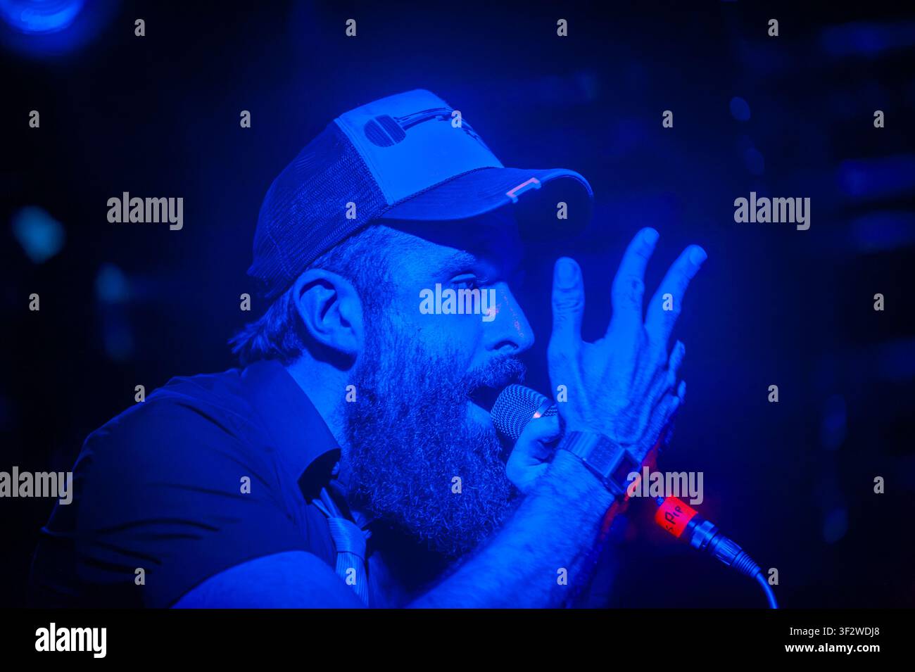 Englischer Spoken-Word-Künstler Scroobius Pip (David Peter Meads) live auf der Bühne unterwegs, Stockfoto