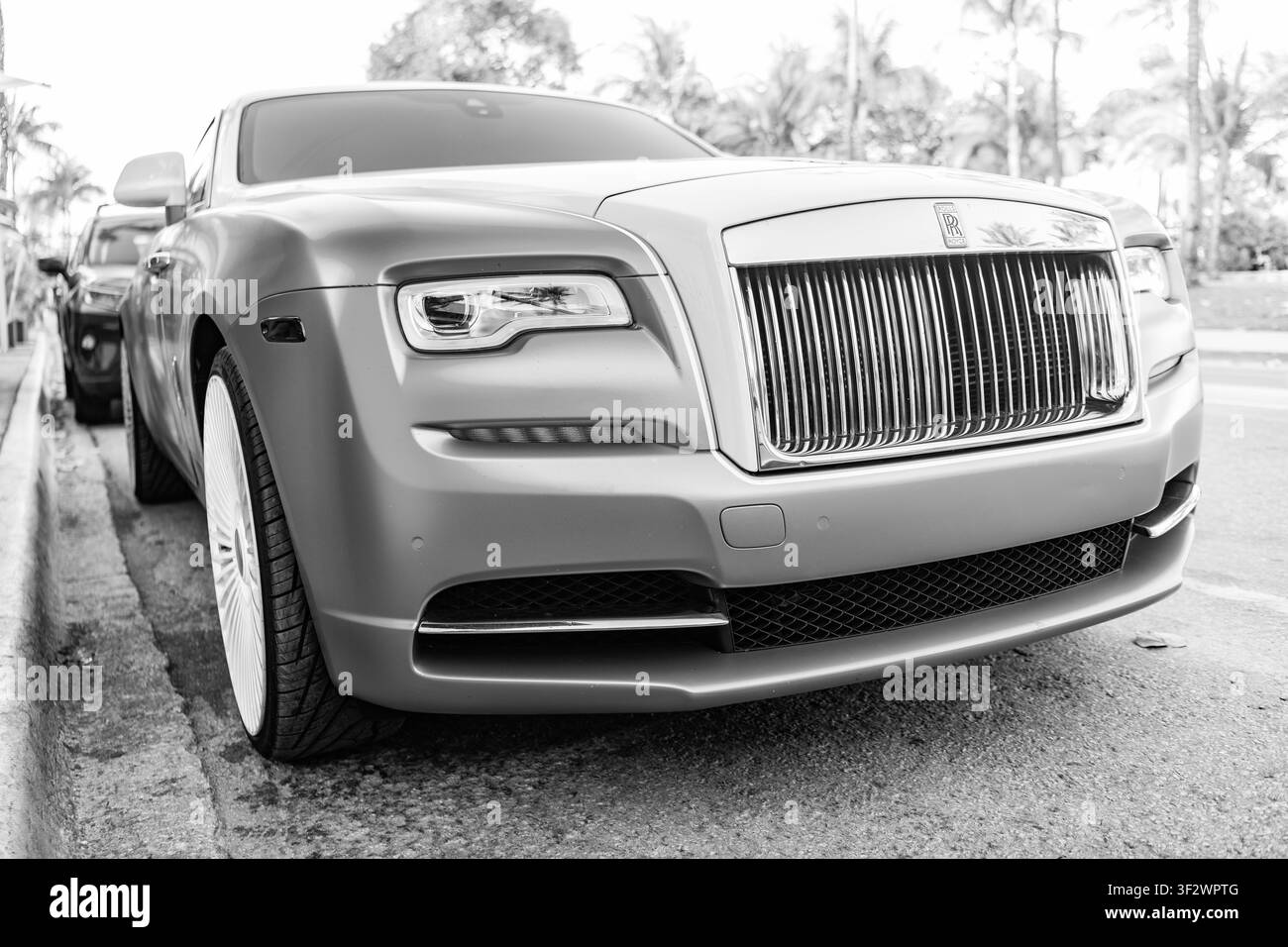 Miami, Florida, USA - 08. April 2025: Royce Wraith Luxus-Grand-Tourer-Car. Grand Tourer Rolls Royce Wraith. Auto Rolls Royce Wraith parkt Stockfoto
