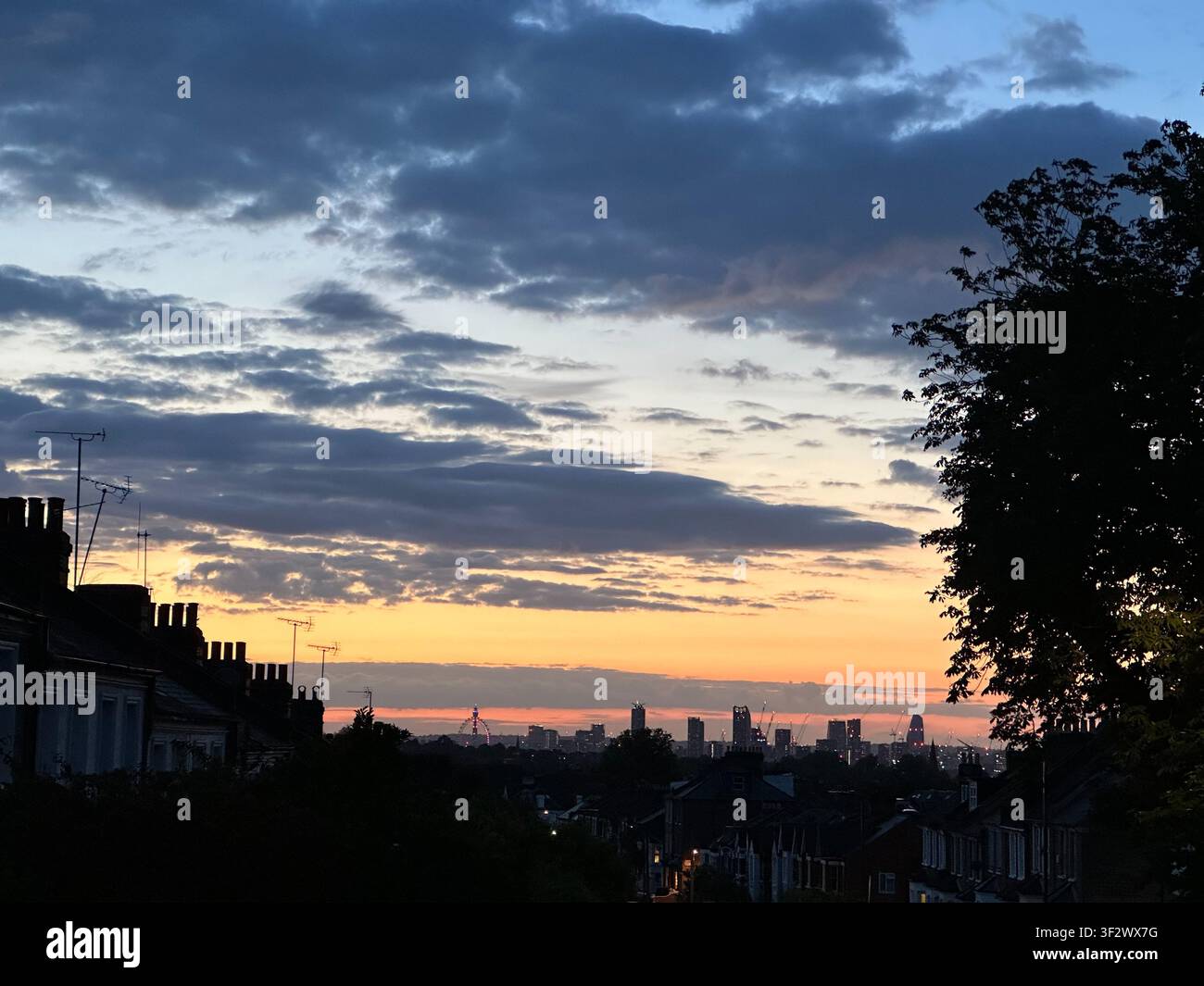 Londoner Skyline bei Dämmerung von East Dulwich aus - Smartphone-aufgenommenes Stockfoto