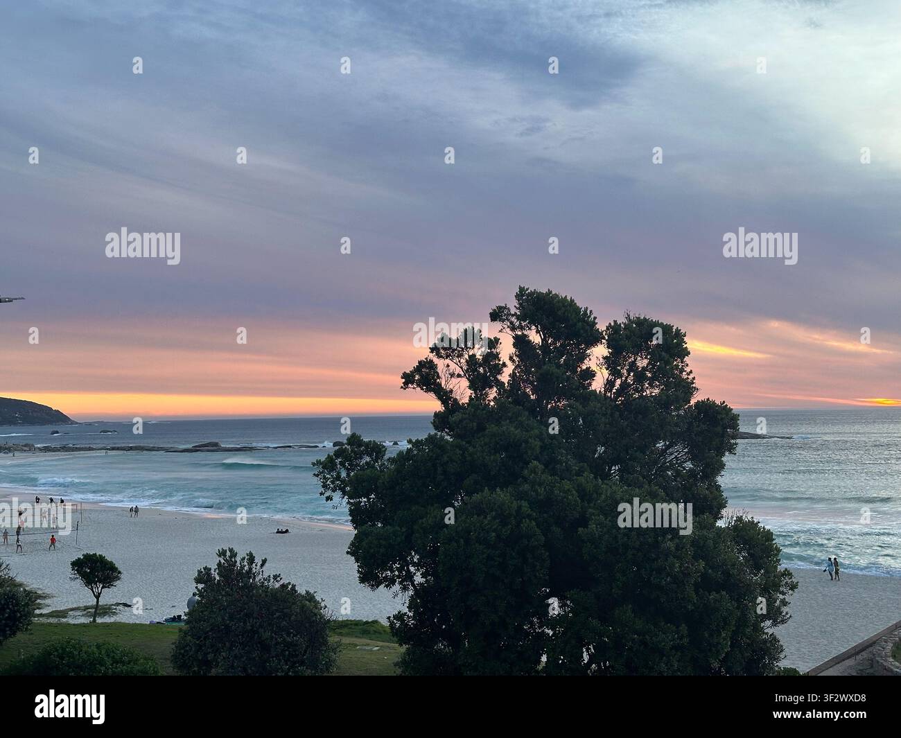 Kapstadter Strand bei Sonnenuntergang - Smartphone-aufgenommenes Stockfoto