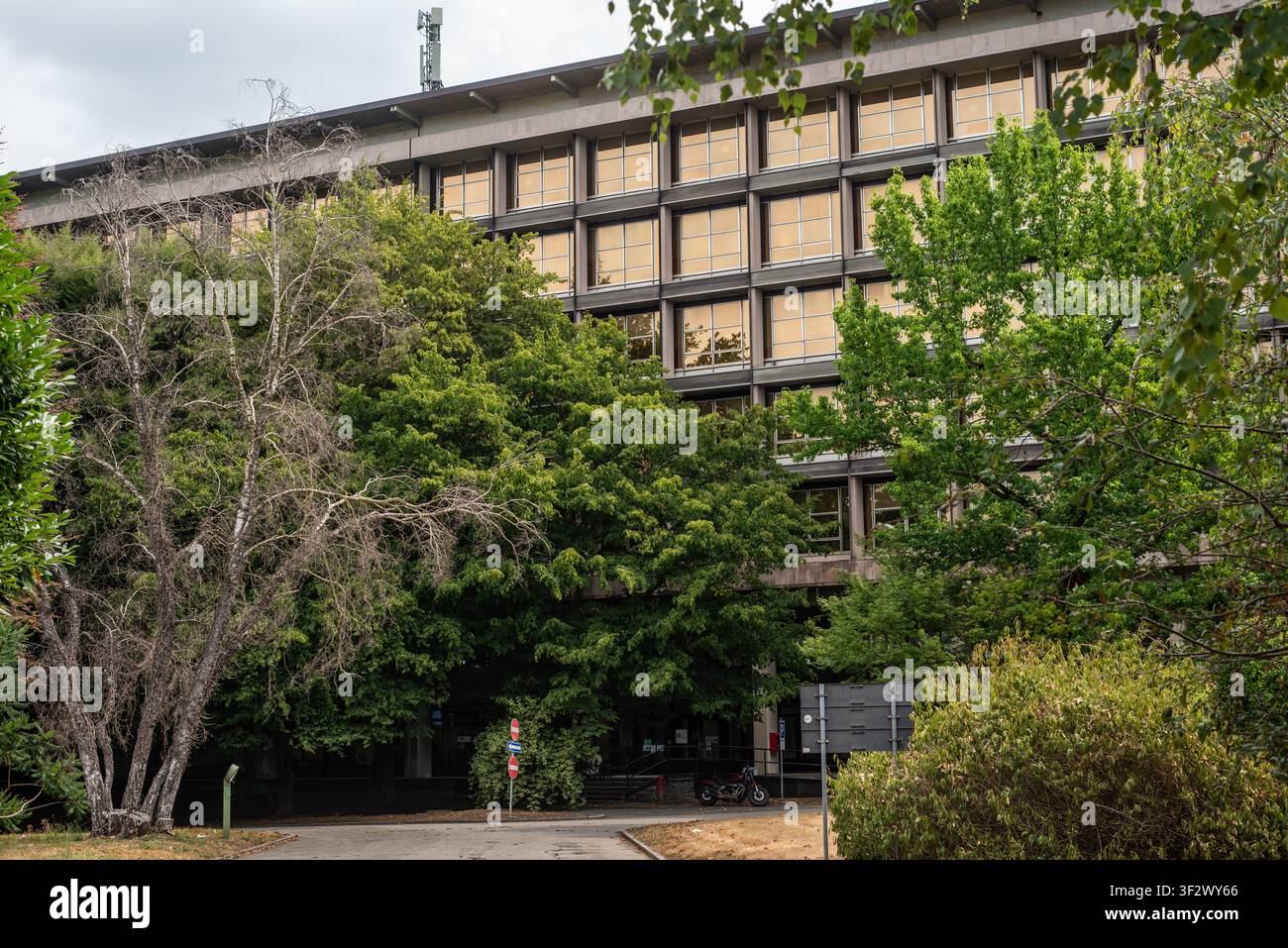 Ansicht des Olivetti-Bürogebäudes in Ivrea, Teil des UNESCO-Weltkulturerbes „Ivrea, Industriestadt des 20. Jahrhunderts“. Stockfoto