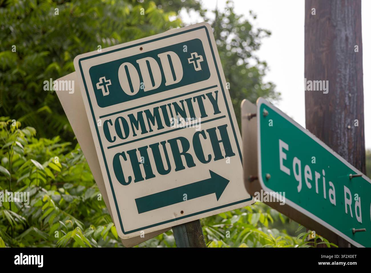 Odd, West Virginia - Ein Schild zeigt auf die Gemeindechurch in der Stadt Odd. Stockfoto
