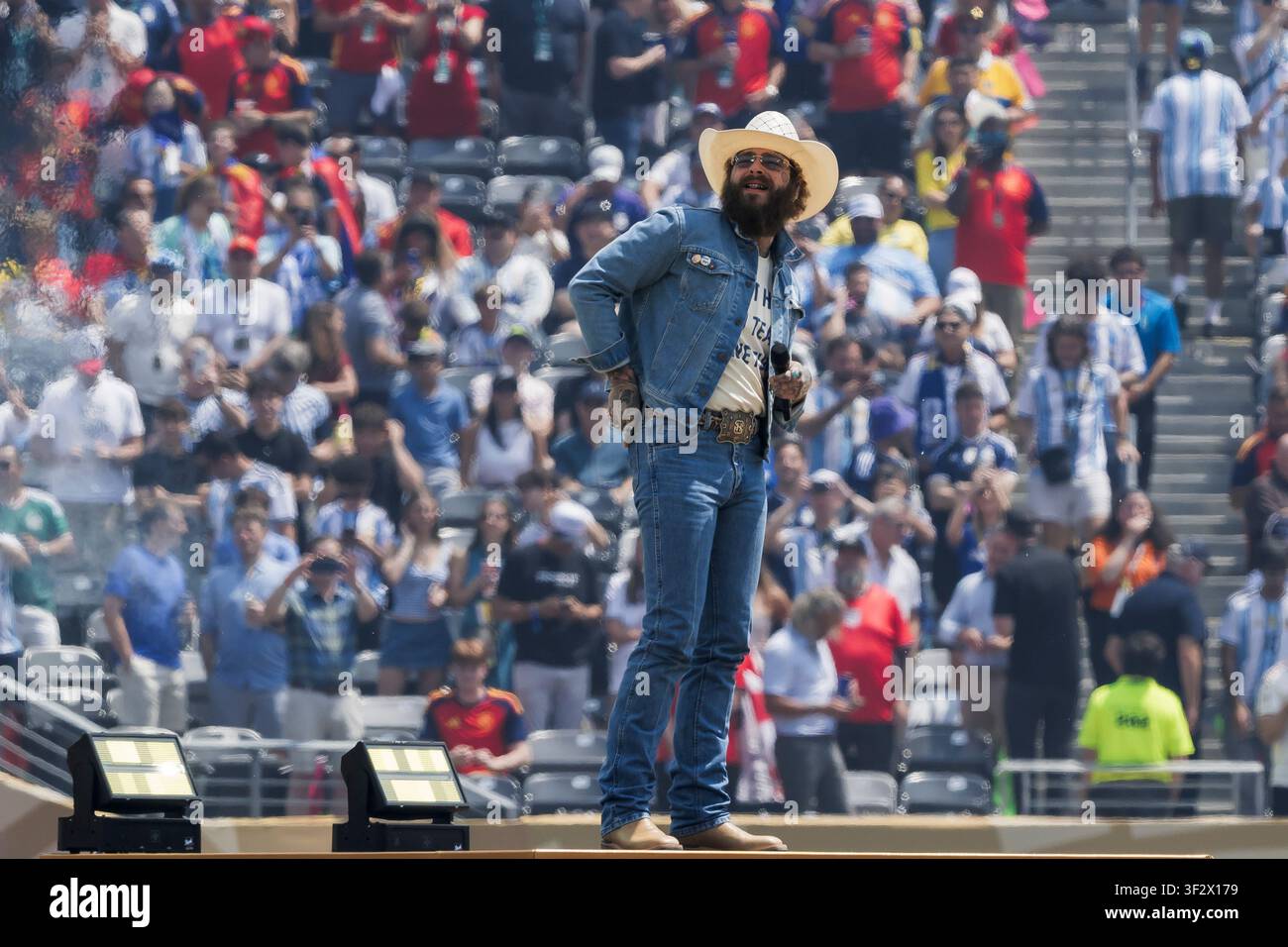 Post Malone (Austin Richard Post) tritt während der Abschlusszeremonie vor dem FIFA-Weltmeisterschafts-Finale 2026 im Fußballspiel zwischen Spanien und Argentinien auf. Stockfoto