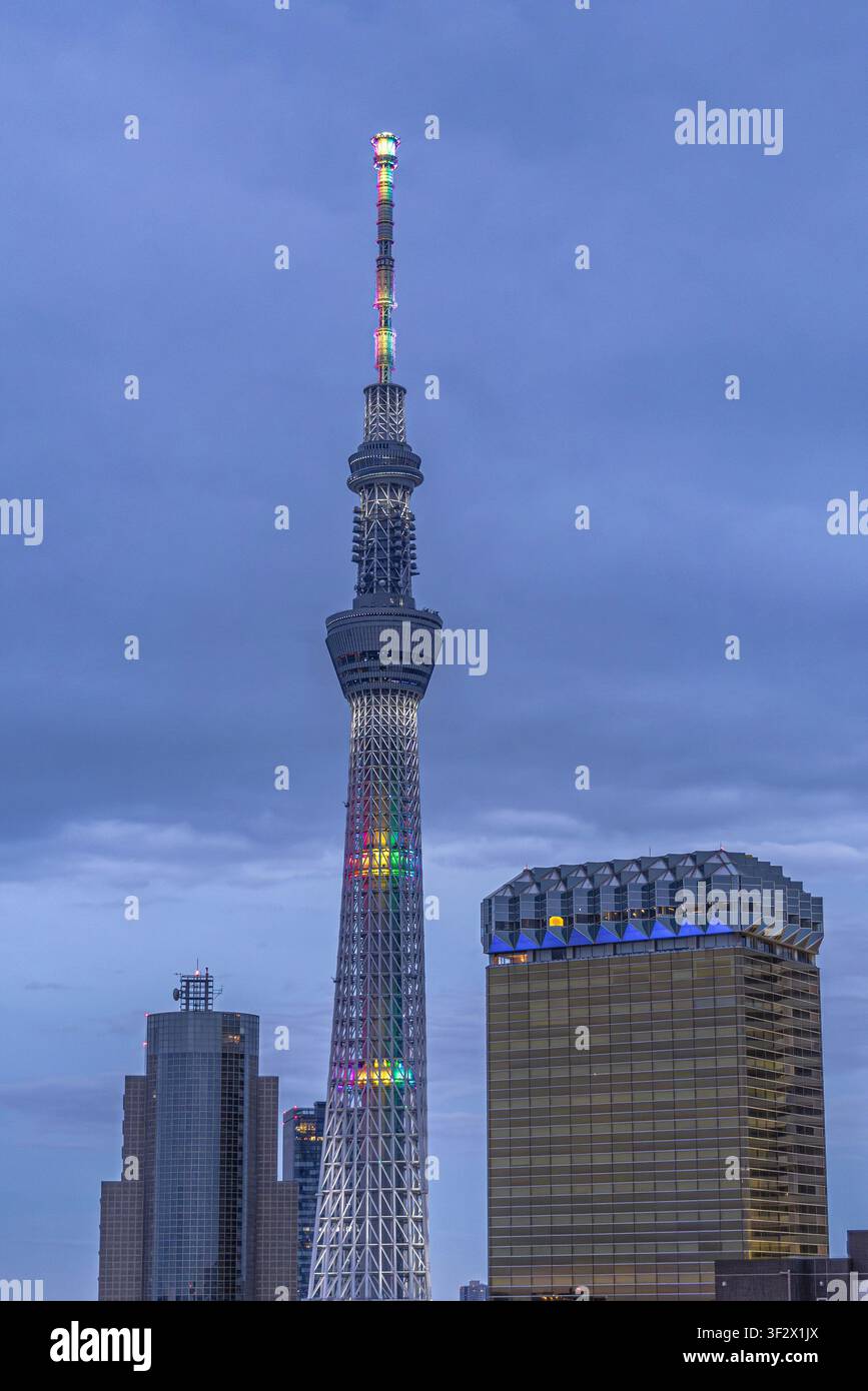 Tokio, Japan – 21. Juni 2026 – Tokyo Skytree beleuchtet die Stadtlandschaft in der Dämmerung mit farbenfrohen Lichtern Stockfoto