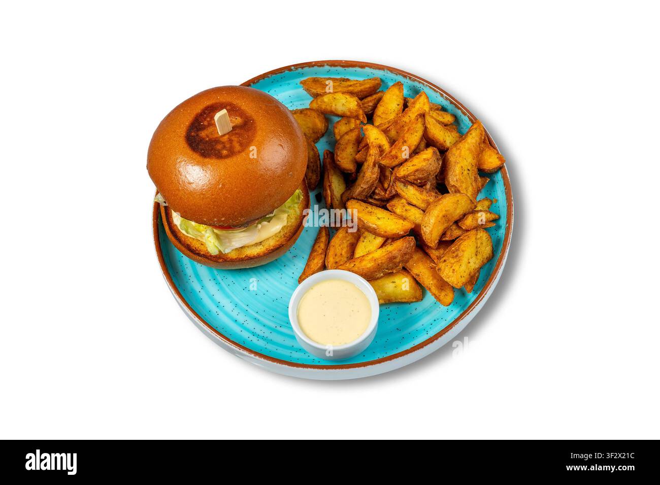 Cheeseburger mit Kartoffelkeksen und cremiger Dip-Sauce auf blauem Teller Stockfoto