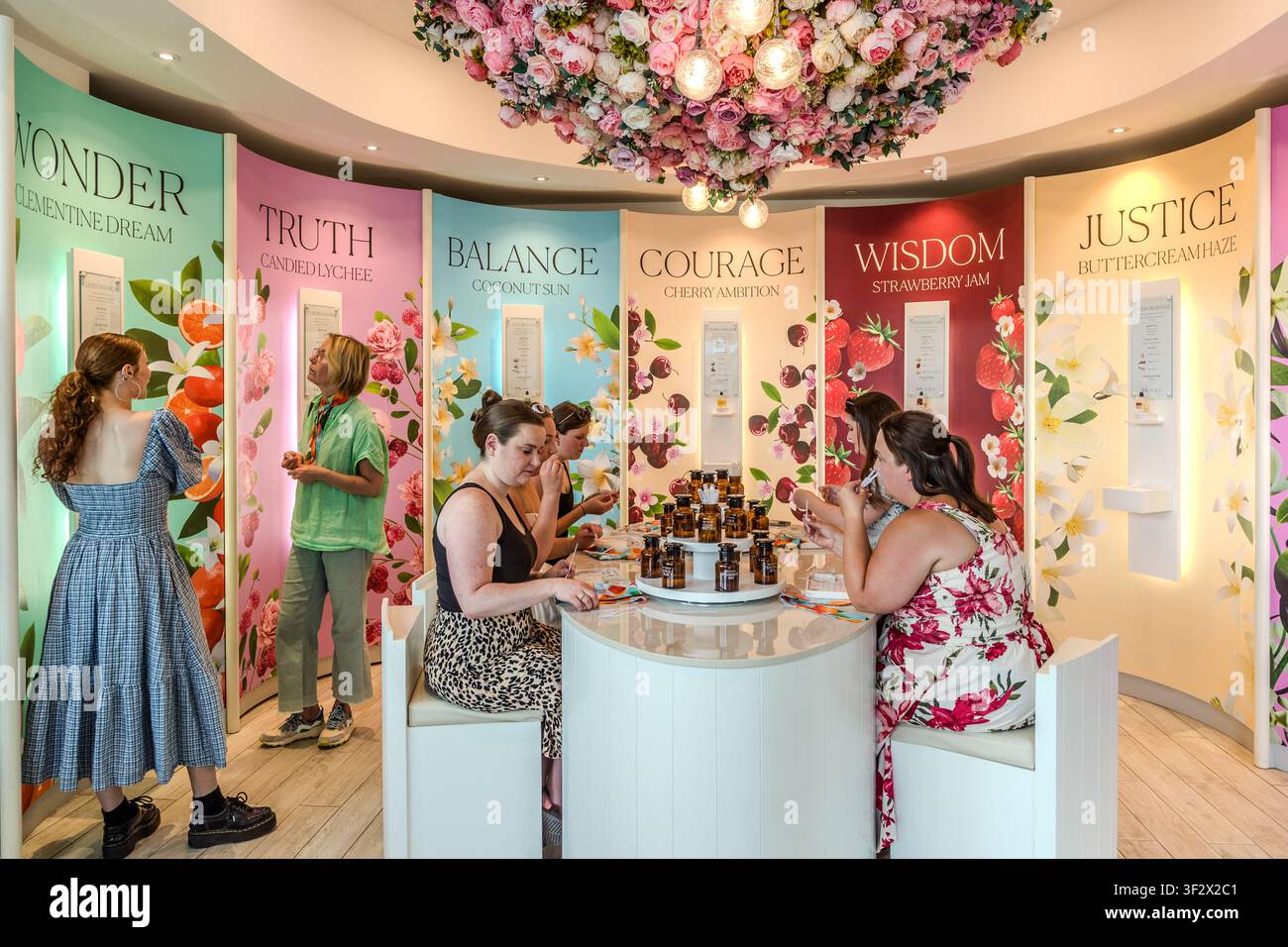 Kunden probieren Duftproben im Perfume Atelier von The 7 Virtues aus. Das Unternehmen bezieht Duftöle aus Post-Konflikt-Regionen wie Afghanistan, Haiti und Ruanda und eröffnete 2024 sein erstes Atelier in Halifax. Halifax, Nova Scotia, Kanada Stockfoto