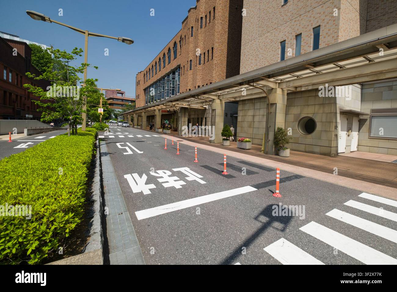 Das Universitätskrankenhaus der Universität Tokio steht als bedeutendes Wahrzeichen im Stadtteil Hongo von Bunkyo in Tokio. Diese moderne medizinische Einrichtung Stockfoto