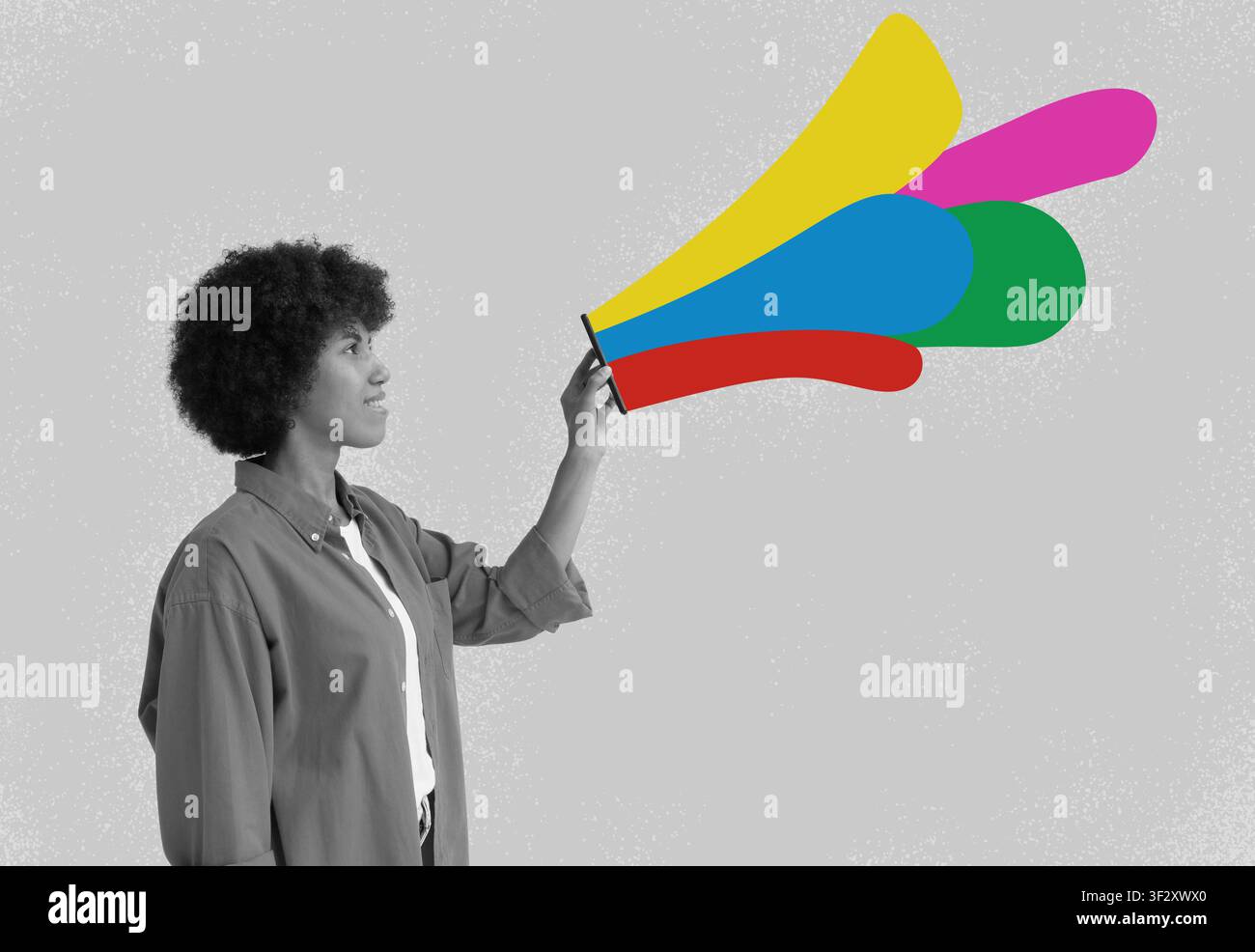 Frau zeigt farbenfrohe Striche für kreative Marketingkommunikation. Stockfoto