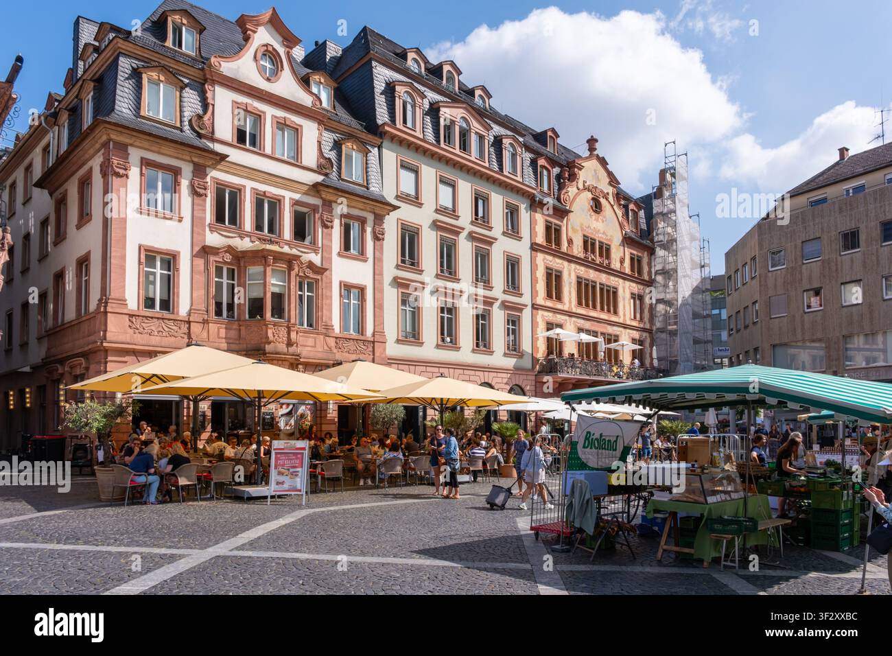 Mainz, Deutschland - 18. Juli 2026: Menschen versammeln sich in Mainz auf dem Marktplatz für Essen und Getränke Stockfoto
