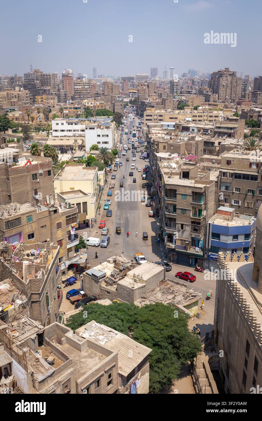 Kairo, Ägypten, 26.07.21. Stadtsilhouette von Kairo mit abgerissenen und vernachlässigten Wohngebäuden, Dachantennen und Autoverkehr auf der belebten Kardi-Basha-Straße Stockfoto